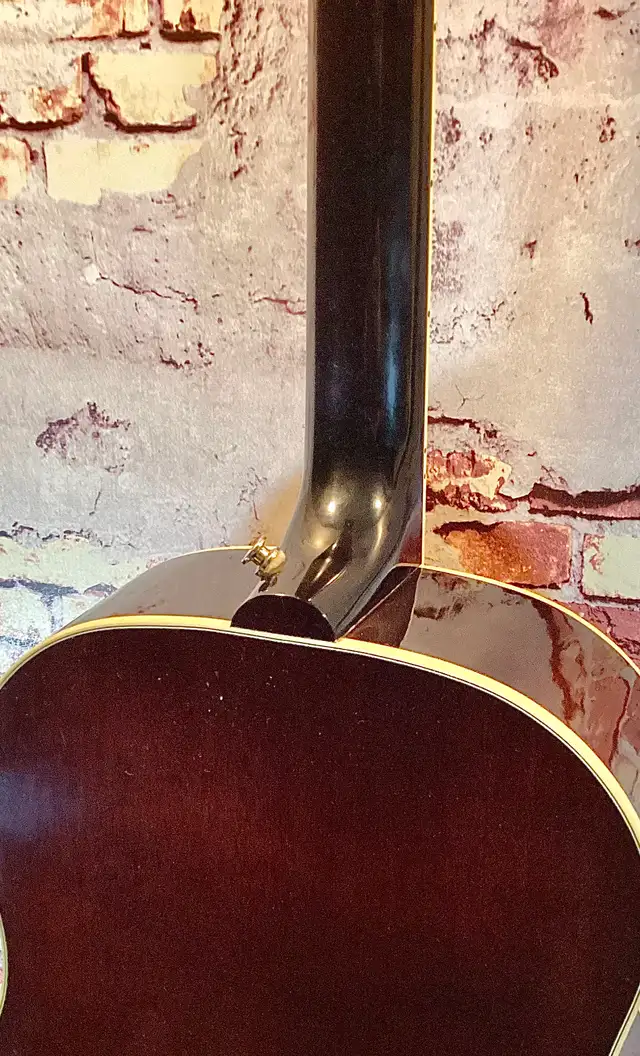 Gibson Southern Jumbo Sunburst - 2001 in Guitars in Oakville / Halton Region - Image 9