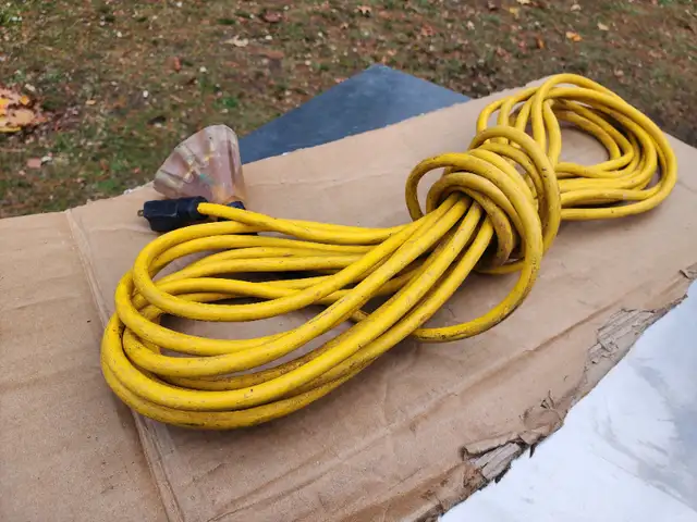 50' Heavy-Duty Outdoor Indoor Extension Cord With Three Outlets in Outdoor Tools & Storage in Windsor Region - Image 7