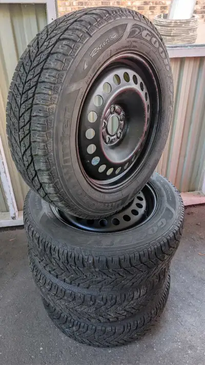 Je vend 4 pneus d'hivers montés sur roues daciers 5x110 . Good year ultragrip de grandeurs 225 60 r1...
