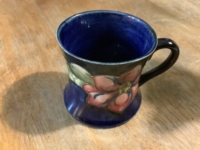 Rare Vtg  Moorcroft Miniature Tankard with a Clematis Pattern in Arts & Collectibles in Belleville - Image 2