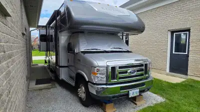 Canadian built, true 4 season Class C 28 ft double slide motorhome in excellent condition. Ford E450...