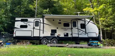 2017 TracerAir 305BH CAN DELIVER WITHIN 2HRS OF OTTAWA! Solar System added at time of purchase in 20...