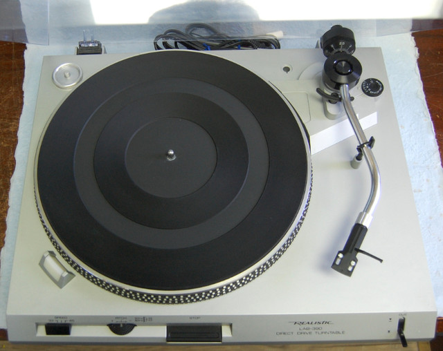 Vintage Realistic Lab-390 Turntable in Stereo Systems & Home Theatre in St. Catharines - Image 4