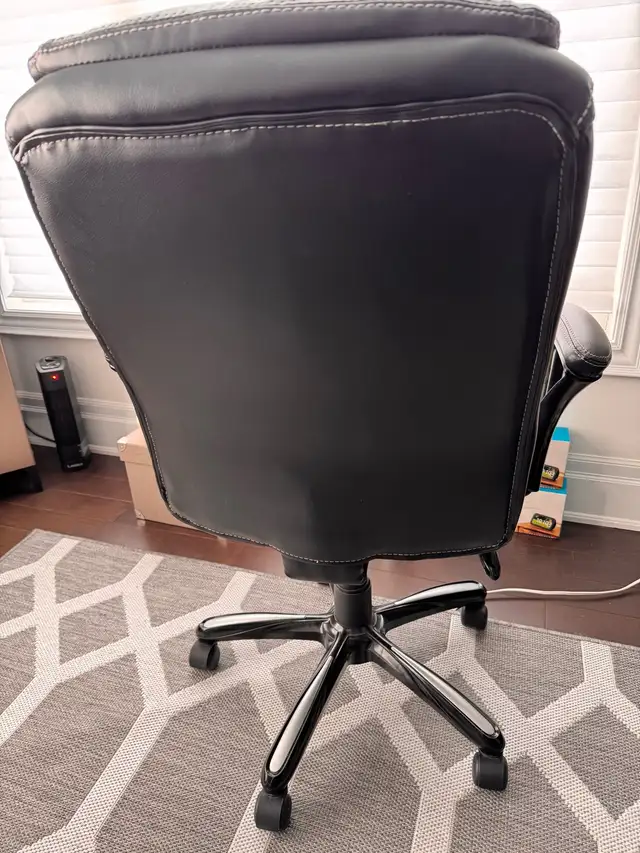 Black Office Chair in Chairs & Recliners in Markham / York Region - Image 4