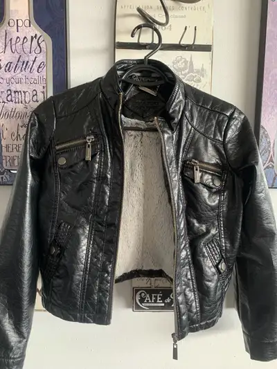 Like brand new For 9/10 years old girl or 7/8 years old boy Super quality Black colour Length of sle...