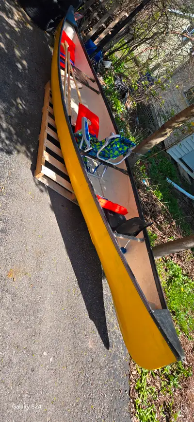 Peterborough built canoe made by York River. Great condition no keaks. Comes with 2 new paddles and...