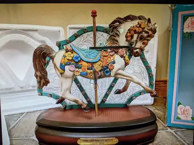 Fully working American Beauty Music Box by Enesco vintage collectible (I don't know how to put video...