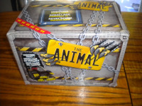 THE ANIMAL INTERACTIVE UNBOXING TOY TRUCK W/ RETRACTABLE CLAWS