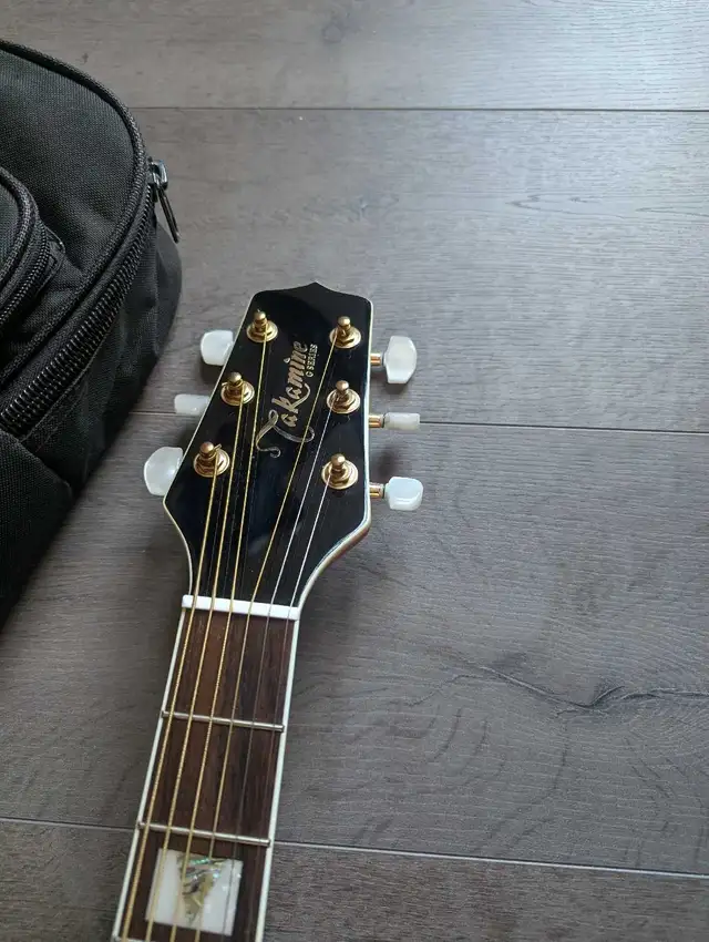 Gorgeous Takamine Jumbo acoustic electric guitar *Mint in Guitars in Calgary - Image 6