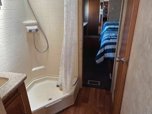 2010 Wildwood 33FKSS 2 SLIDES REAR MASTER BEDROOM in Travel Trailers & Campers in Bedford - Image 8