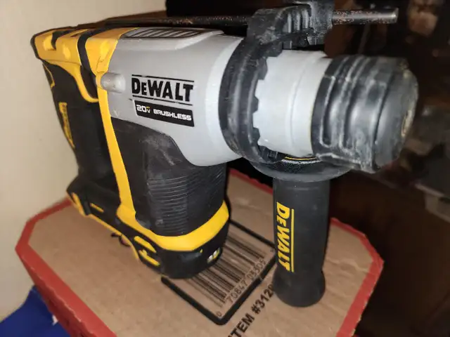 DEWALT 20V MAX ATOMIC Lithium-Ion   5/8"  SDS Plus Hammer Drill in Power Tools in Windsor Region - Image 8