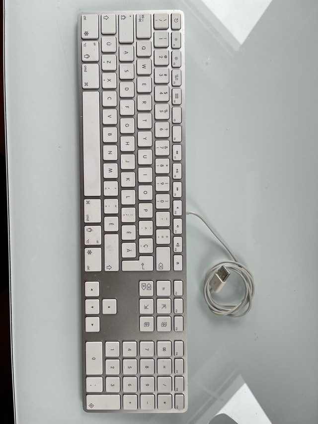 Apple keyboard wired French Français  dans Souris, claviers et webcaméras  à Ville de Montréal