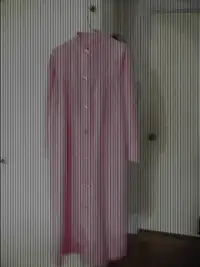 Robe de chambre, longue, rose, poche et boutonné, taille M, neuv