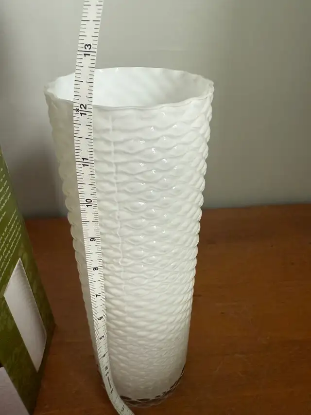White Flower Vase in Home Décor & Accents in Calgary - Image 6