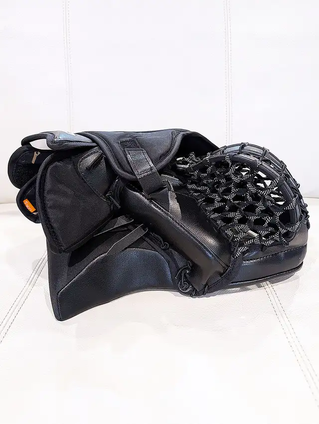 CCM Axis 2 590 Senior Pro Goalie Catcher in Hockey in City of Toronto - Image 4