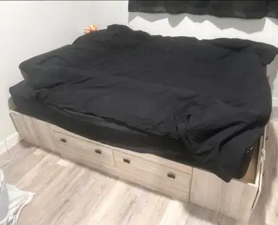Queen size bed frame with 6 built-in storage drawers (2 on each side and 2 at the foot). In excellen...
