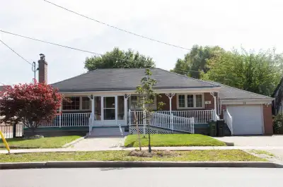 3 Bedroom with big sunroom  house for rent in agincourt