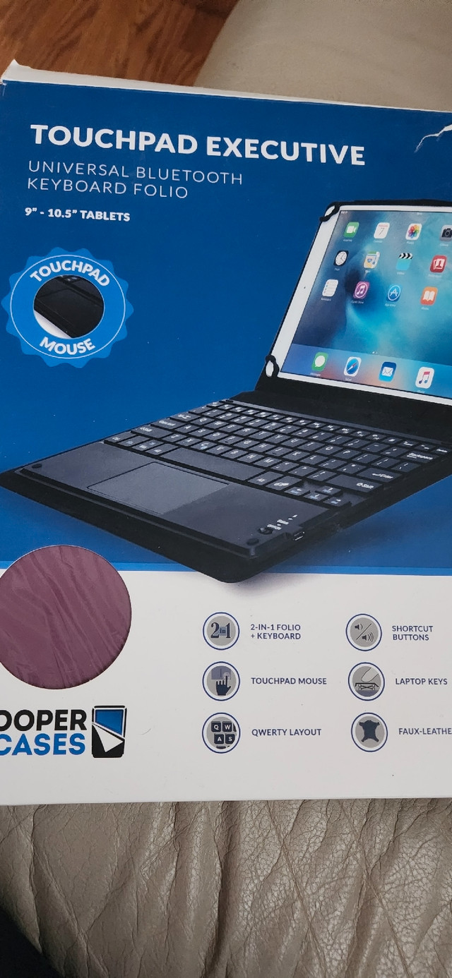 Universal  bluetooth keyboard case  in iPad & Tablet Accessories in Ottawa