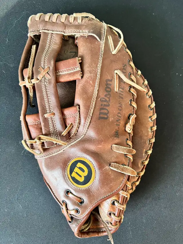 THE BIG SCOOP Vintage WILSON  1st Base Baseball Glove COW HIDE in Arts & Collectibles in Ottawa - Image 2