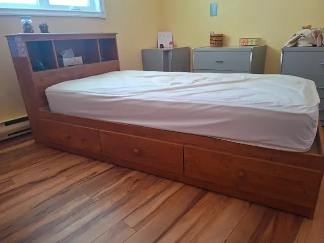 Lit simple avec base in Beds & Mattresses in Thetford Mines - Image 2
