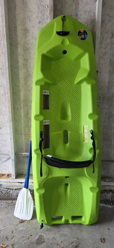 Get ready to paddle into adventure with this SOLO Skiff kayak! This kayak is in good condition and r...