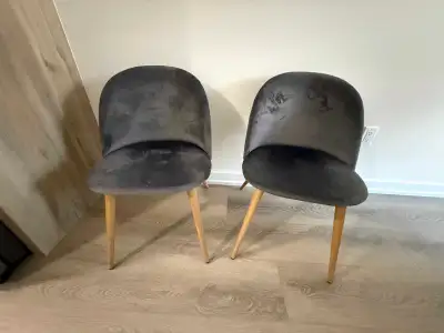 These stylish grey velvet chairs add a touch of elegance to any dining space or living room. Featuri...