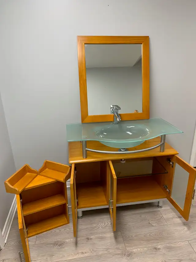Meuble de salle de bain, miroir, robinet. 42pouces par 22 pouces in Bathwares in Laval / North Shore - Image 5