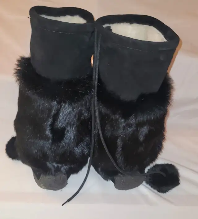 Womens Laurentian Chief Mukluks / Coach Shearling hiker Boots in Women's - Shoes in Red Deer - Image 3