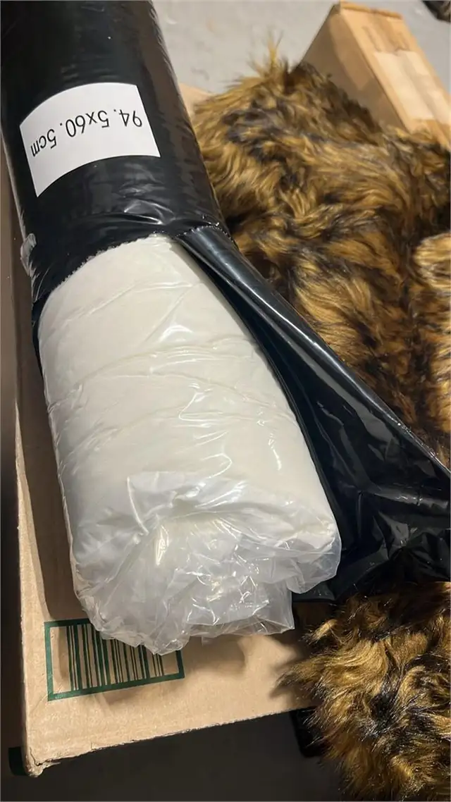 PupRug Faux Fur Bed Curve Brown in Other in Mississauga / Peel Region - Image 4
