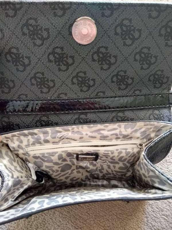Guess handbag / purse with strap in Women's - Bags & Wallets in Edmonton - Image 3