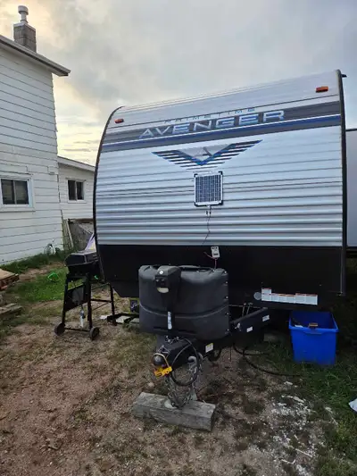 This is a 2022 Prime Time Avenger 24bhs (Bunk House with a slide out) Camper Travel Trailer Only 1 o...