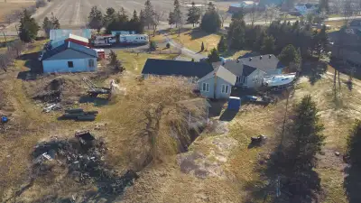 Once-in-a-Lifetime Country Estate | 10+ Acres | Stoney Creek A rare opportunity to own a stunning pr...