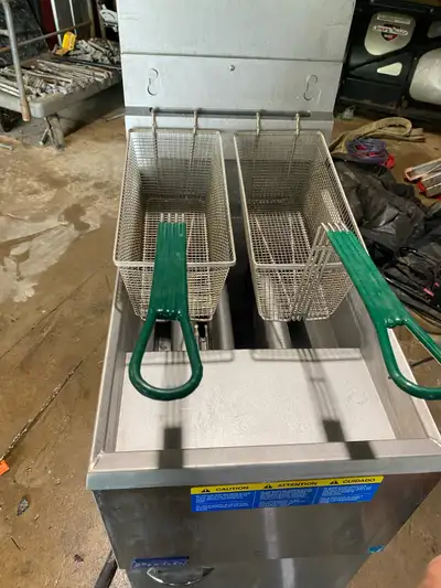 Selling a gently used, perfect working order & freshly cleaned PITCO Propane commercial deep fryer....