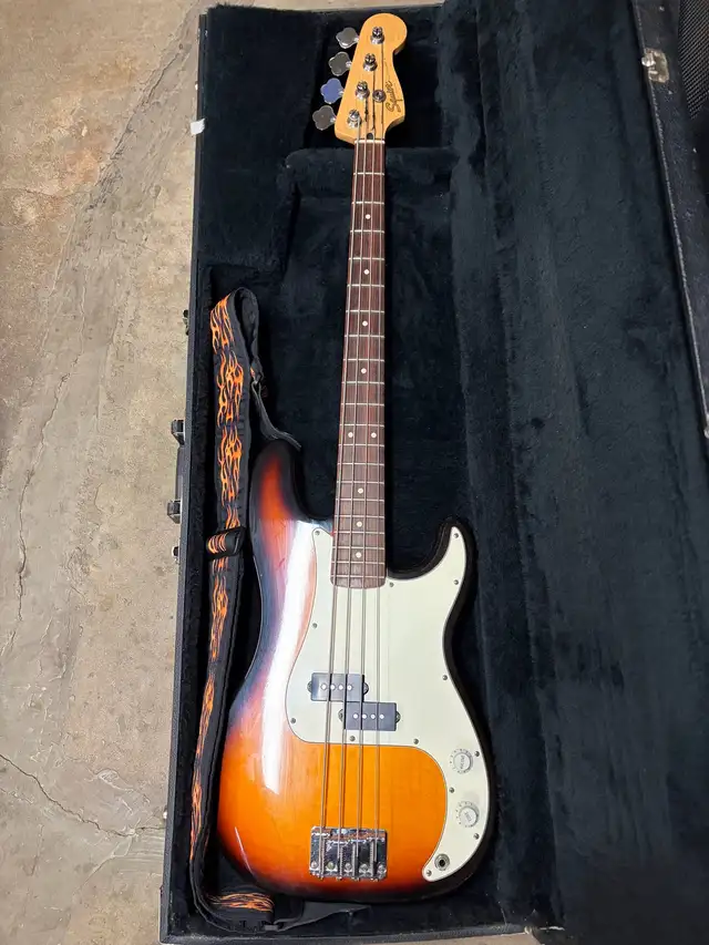 Bass Guitar in Guitars in Edmonton - Image 9