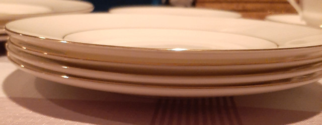 1994 Wedgewood Signet Gold Bone China from England in Kitchen & Dining Wares in Abbotsford - Image 3