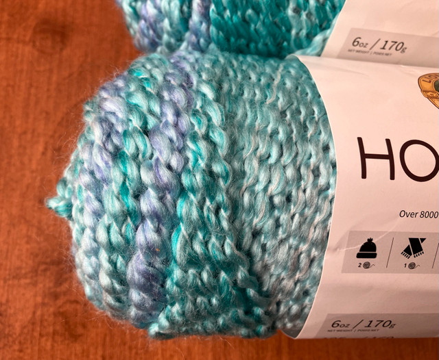 2 Balls of Lion Brand Homespun Yarn in the Colour Waterfall dans Loisirs et artisanat  à Ville de Montréal - Image 3