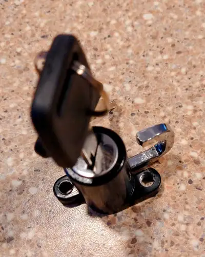 Locket serrure pour verrouiller un casque sur la moto. À installation sur moto. $10. Neuf
