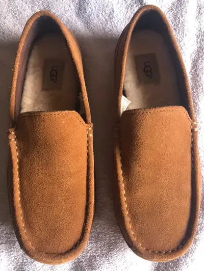 LIKE NEW Gently worn at the tips Lots of pile still left inside foot bed Only worn indoors Sz.9