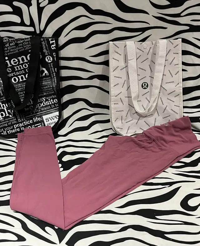 Lululemon Pants/ Leggings in Women's - Bottoms in City of Toronto - Image 7