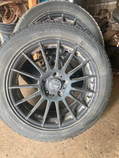 Pneu et mag . Pneu de marque Hankook usure 8/32 . Étais sur un mazda 3 . Les mag ont 2 valves .