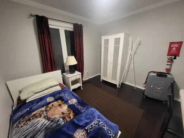 Furnished Bedroom for Student or Professional in Room Rentals & Roommates in City of Toronto - Image 12