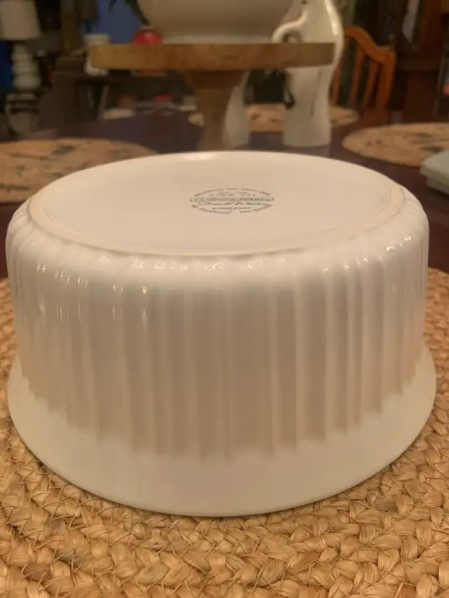 RARE FIND  1990’S ‘ CORNINGWARE FRENCH WHITE STONEWARE  in Kitchen & Dining Wares in Mississauga / Peel Region - Image 9