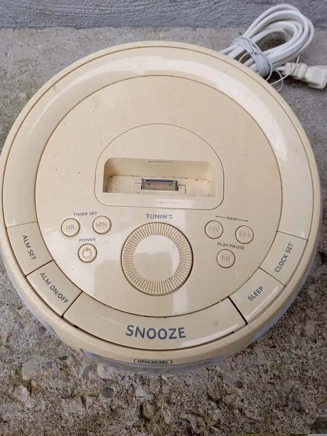 AM/FM CLOCK RADIO in General Electronics in Oshawa / Durham Region - Image 3