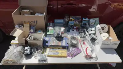 Lot de quincaillerie et accessoires électriques divers, View more