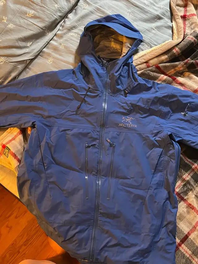 Arcteryx alpha sv blue jacket in Men's in City of Toronto - Image 2