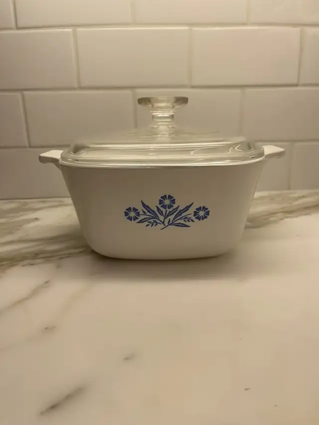 Vintage Corningware A-1-1/2-B (1.5L) Casserole with Lid in Kitchen & Dining Wares in Mississauga / Peel Region - Image 2