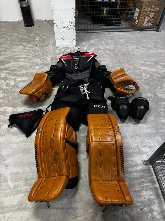 Men’s pro hockey goalie CCM chest protector and pants in Hockey in Guelph - Image 6