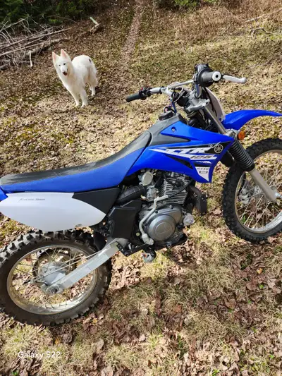 Motocross 4 temps, 125cc 2015 Acheté neuf en 2015, n'a pas beaucoup de kilométrage. Une seule propri...