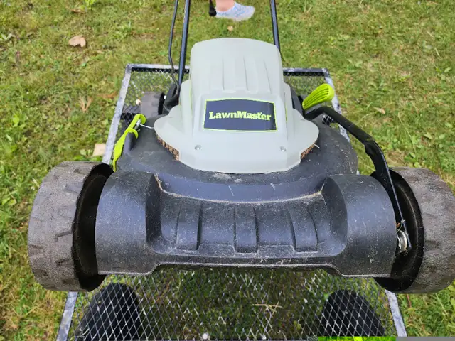 Lawn Master  Electric Corded Green Lawnmower 2 in 1 ME1018X in Lawnmowers & Leaf Blowers in Windsor Region - Image 5