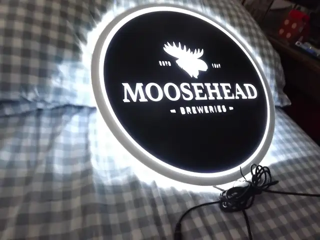 MOOSEHEAD ROUND LIGHT - UP SIGN/BAR & PUB SIGN/15 INCH DIAMETER in Arts & Collectibles in City of Toronto - Image 3